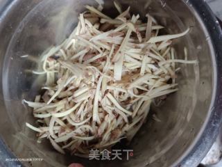 姜丝焖鸭肉的做法步骤：2