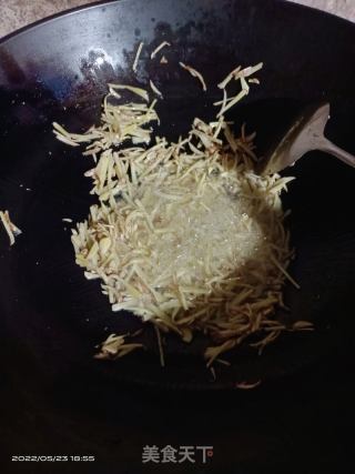 姜丝焖鸭肉的做法步骤：3