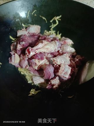 姜丝焖鸭肉的做法步骤：4