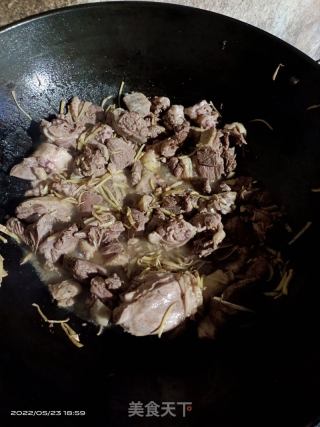 姜丝焖鸭肉的做法步骤：5