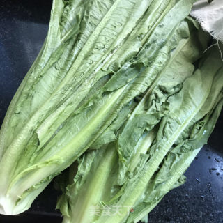 蒜蓉炒莴笋尖的做法步骤：1