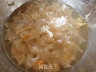 银耳莲子百合马蹄汤水的做法步骤：1