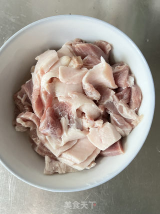 蒜苔五花肉的做法步骤：1