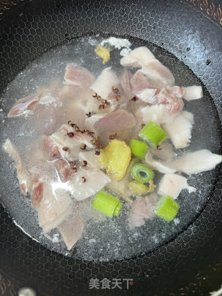 蒜苔五花肉的做法步骤：2