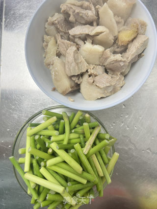 蒜苔五花肉的做法步骤：3