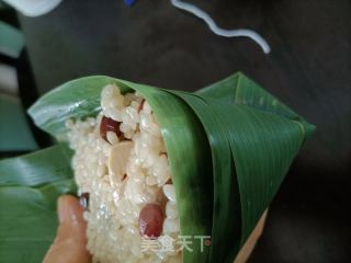 红豆咸蛋粽的做法步骤：5