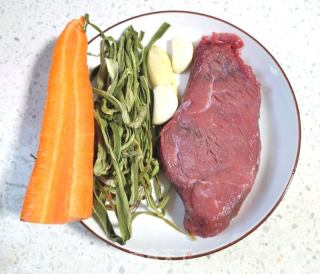 牛肉炒贡菜的做法步骤：1