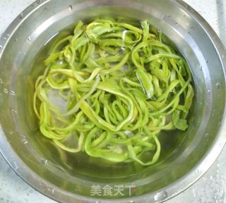 牛肉炒贡菜的做法步骤：2