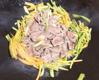 牛肉炒贡菜的做法步骤：8