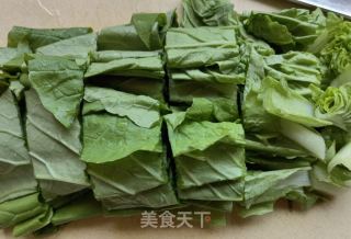 小龙虾仁拌小白菜的做法步骤：1