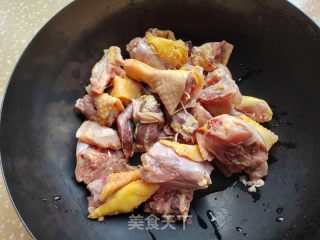 黑木耳炖土鸡的做法步骤：1