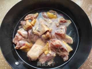 黑木耳炖土鸡的做法步骤：2
