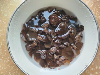 小土豆黑木耳炖土鸡的做法步骤：2