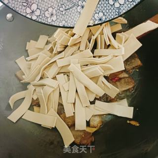 豆皮炒腊肉的做法步骤：4