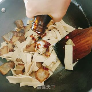豆皮炒腊肉的做法步骤：5
