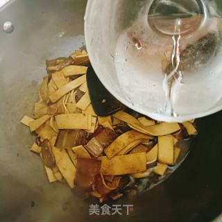 豆皮炒腊肉的做法步骤：6