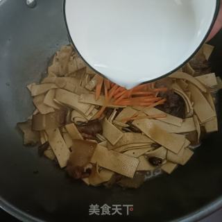 豆皮炒腊肉的做法步骤：8