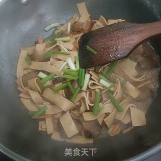 豆皮炒腊肉的做法步骤：9