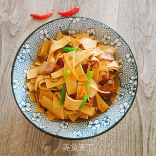 豆皮炒腊肉的做法步骤：11