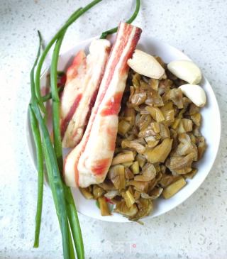 腊肉炒酸芋苗的做法步骤：1