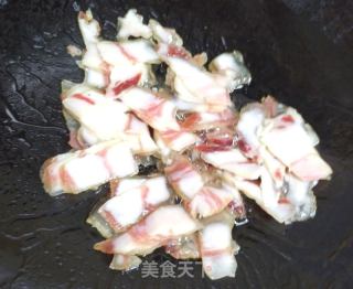 腊肉炒酸芋苗的做法步骤：3