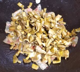 腊肉炒酸芋苗的做法步骤：5