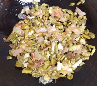 腊肉炒酸芋苗的做法步骤：6