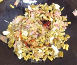 腊肉炒酸芋苗的做法步骤：7