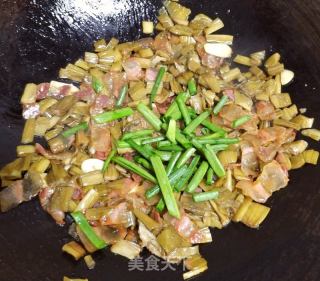 腊肉炒酸芋苗的做法步骤：8