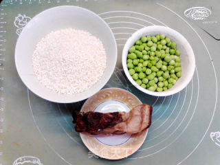 豌豆腊肉粽的做法步骤：1