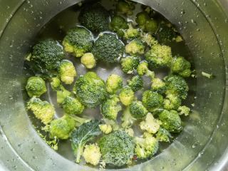 西兰花蘸十香菜蒜汁的做法步骤：1