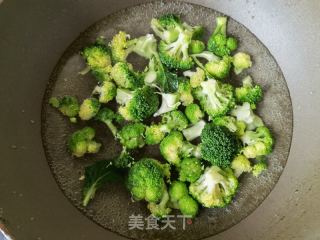西兰花蘸十香菜蒜汁的做法步骤：2