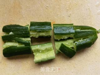 荷兰黄瓜木耳拌肘花的做法步骤：1