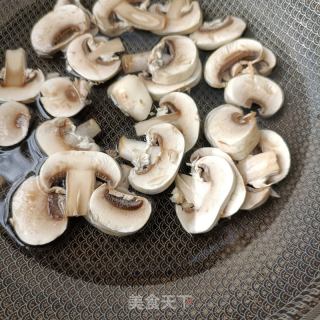 菜椒口蘑拌甜虾的做法步骤：4