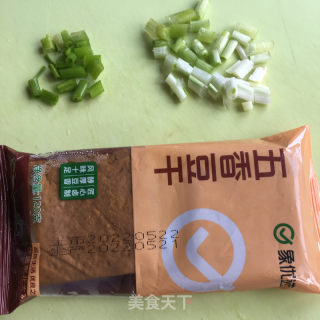 肉丁香干炒毛豆的做法步骤：3