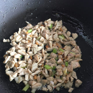 肉丁香干炒毛豆的做法步骤：6