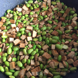 肉丁香干炒毛豆的做法步骤：10