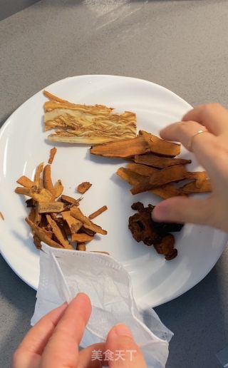 四物番鸭汤的做法步骤：1