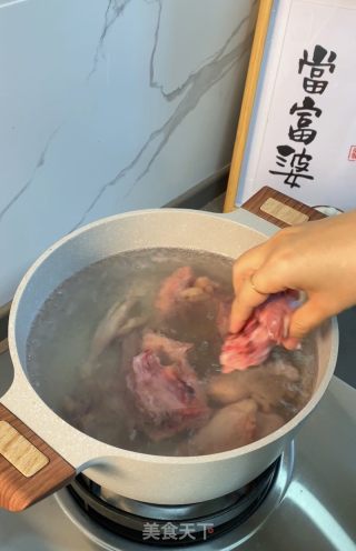 四物番鸭汤的做法步骤：2