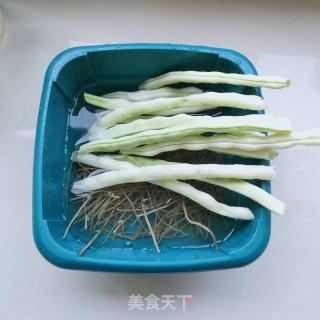 炸鸡块炖豆角的做法步骤：1