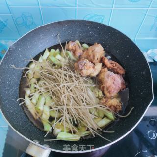 炸鸡块炖豆角的做法步骤：8