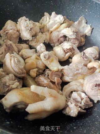 土豆炖鸡块的做法步骤：1