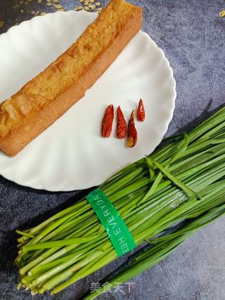 韭菜炒肉卷的做法步骤：1