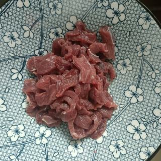 五香牙签牛肉的做法步骤：2