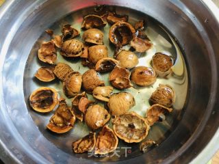 核桃壳煮鸡蛋的做法步骤：2