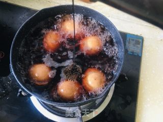 核桃壳煮鸡蛋的做法步骤：7
