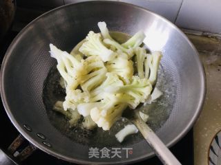 菜花炒肉丝的做法步骤：1