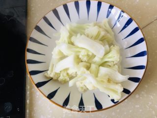 菜花炒肉丝的做法步骤：2