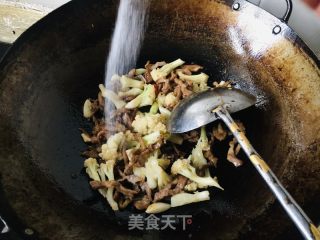 菜花炒肉丝的做法步骤：8