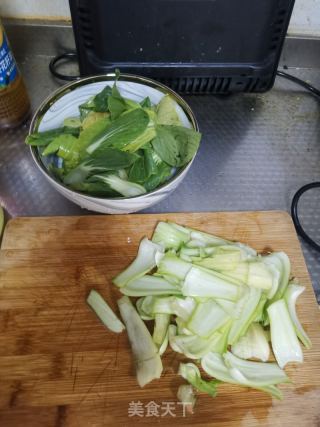 油菜炒虾皮儿的做法步骤：3